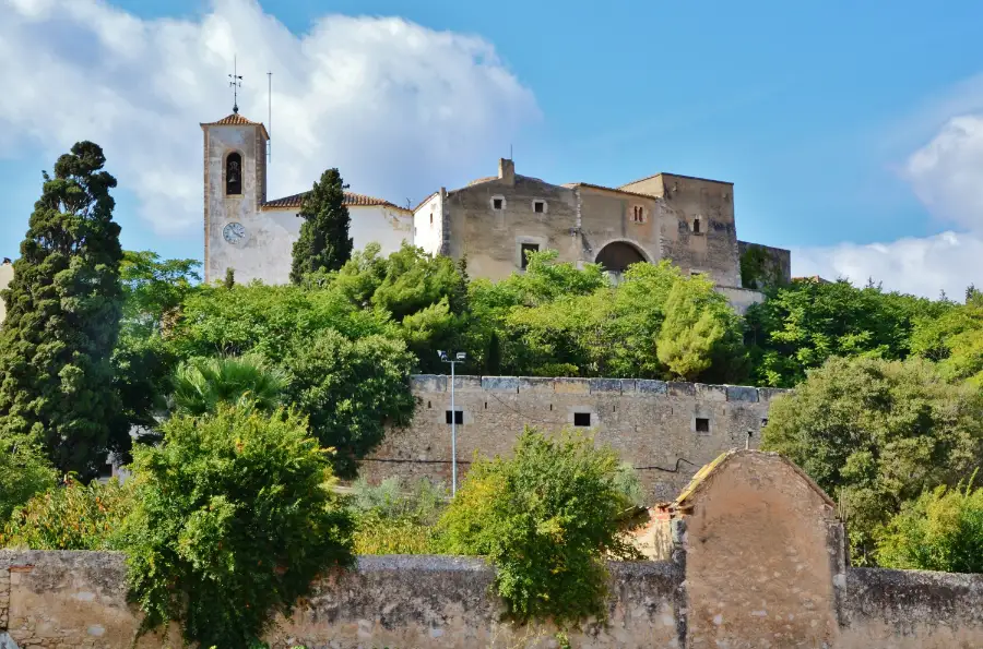 Castell de Canyelles, monumento del siglo XV en el municipio de Canyelles