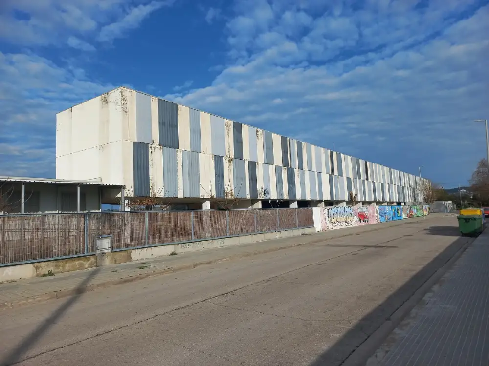 Façana de l'Institut Cubelles, uno de los centros educativos del municipio