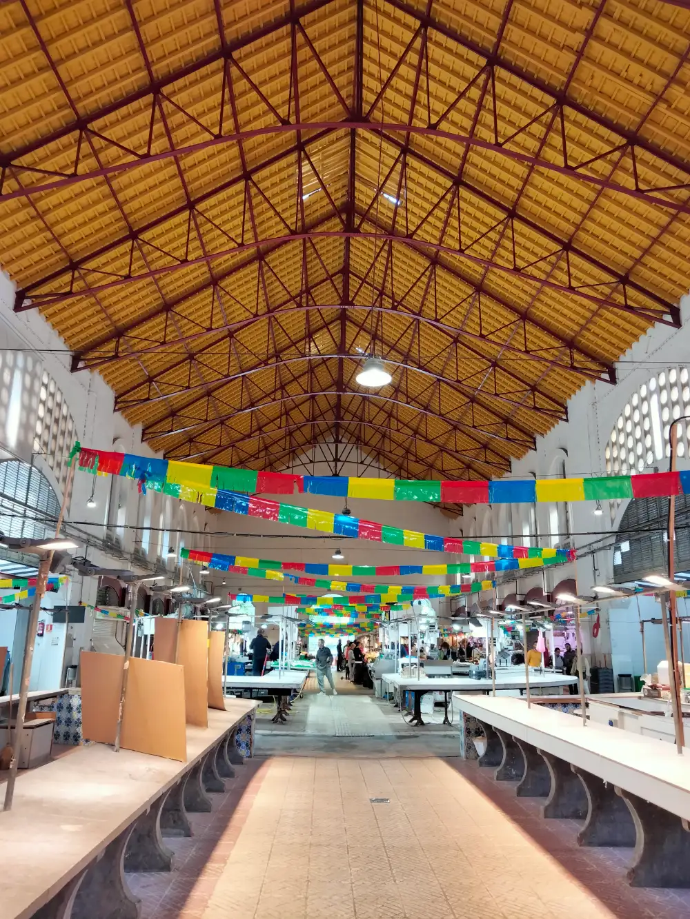 Interior de un mercado municipal cubierto, como el Mercat del Centre de Vilanova i la Geltrú