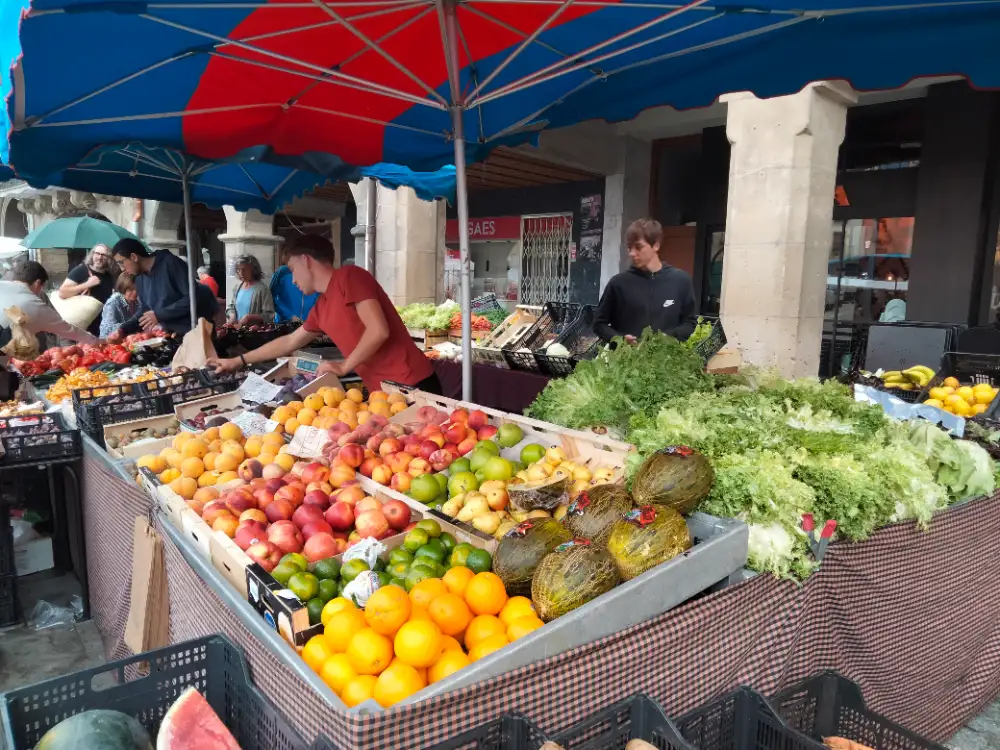 Parada de fruta y verdura en un mercado semanal al aire libre, como el que se celebra los sábados en Vilanova