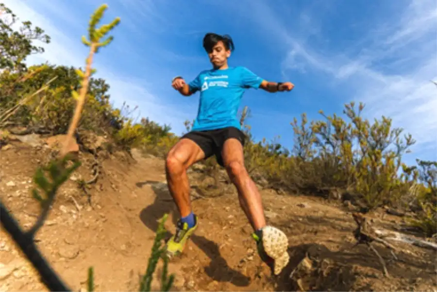 Corredor de montaña entrenando, como los que participan en la Cursa del Margalló de Olivella