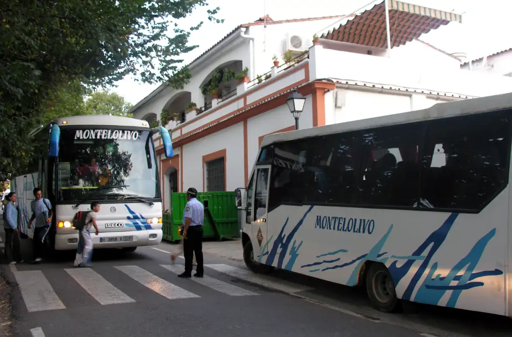Autocares de transporte escolar, como los que cubren las 16 rutas del Garraf