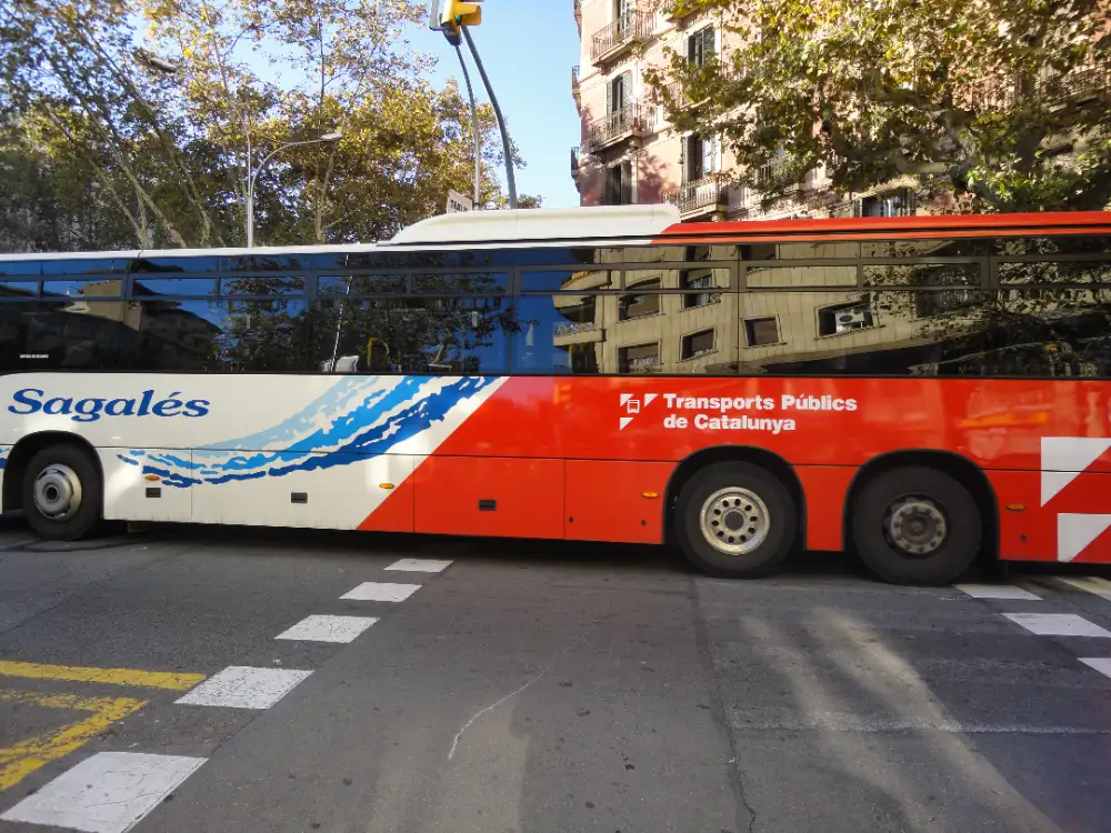 Autobús interurbano de la red catalana, como los que operan las rutas de transporte escolar del Garraf
