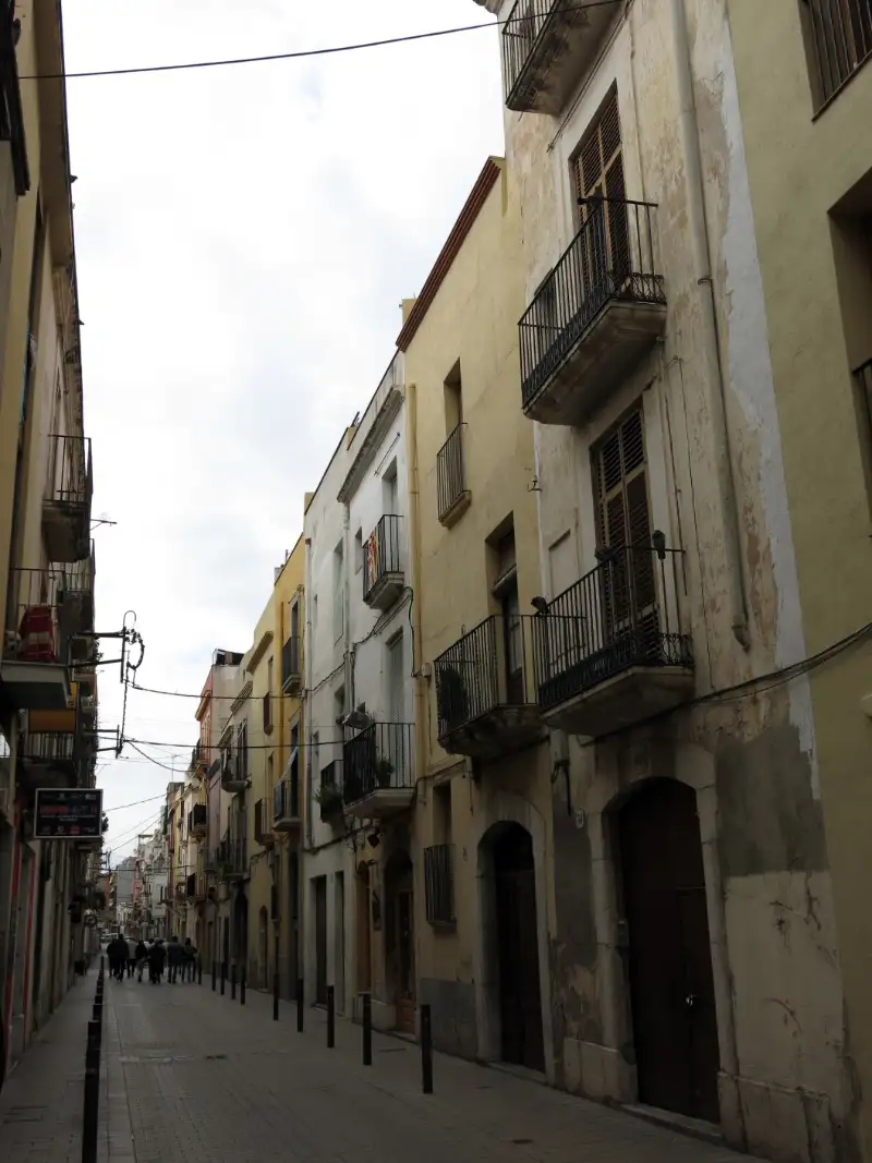 Carrer del casco antiguo de Vilanova i la Geltrú, con locales comerciales en planta baja
