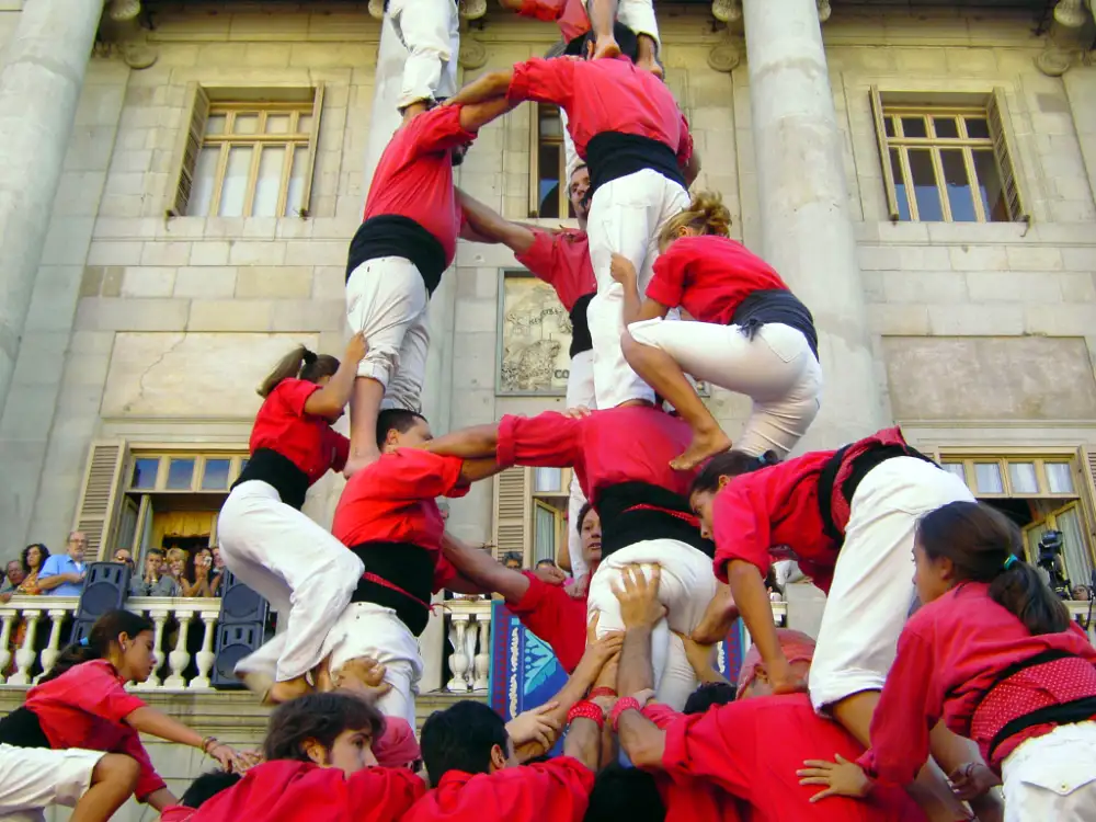 Castellers levantando un castell en la plaça de Sant Jaume de Barcelona, escenario tradicional de las diadas castelleras de la Mercè