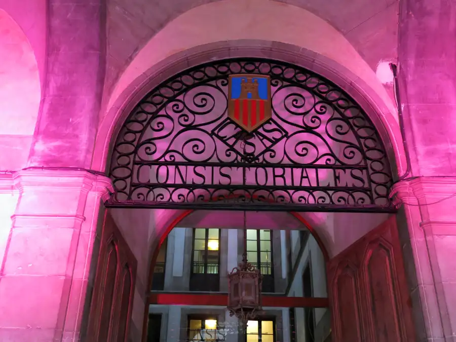 Portal y escudo del Ajuntament de Vilanova i la Geltrú