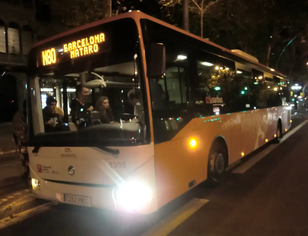 Autobús nocturno interurbano de la región metropolitana de Barcelona, similar a los que prestan el servicio N30 entre Barcelona y Vilanova