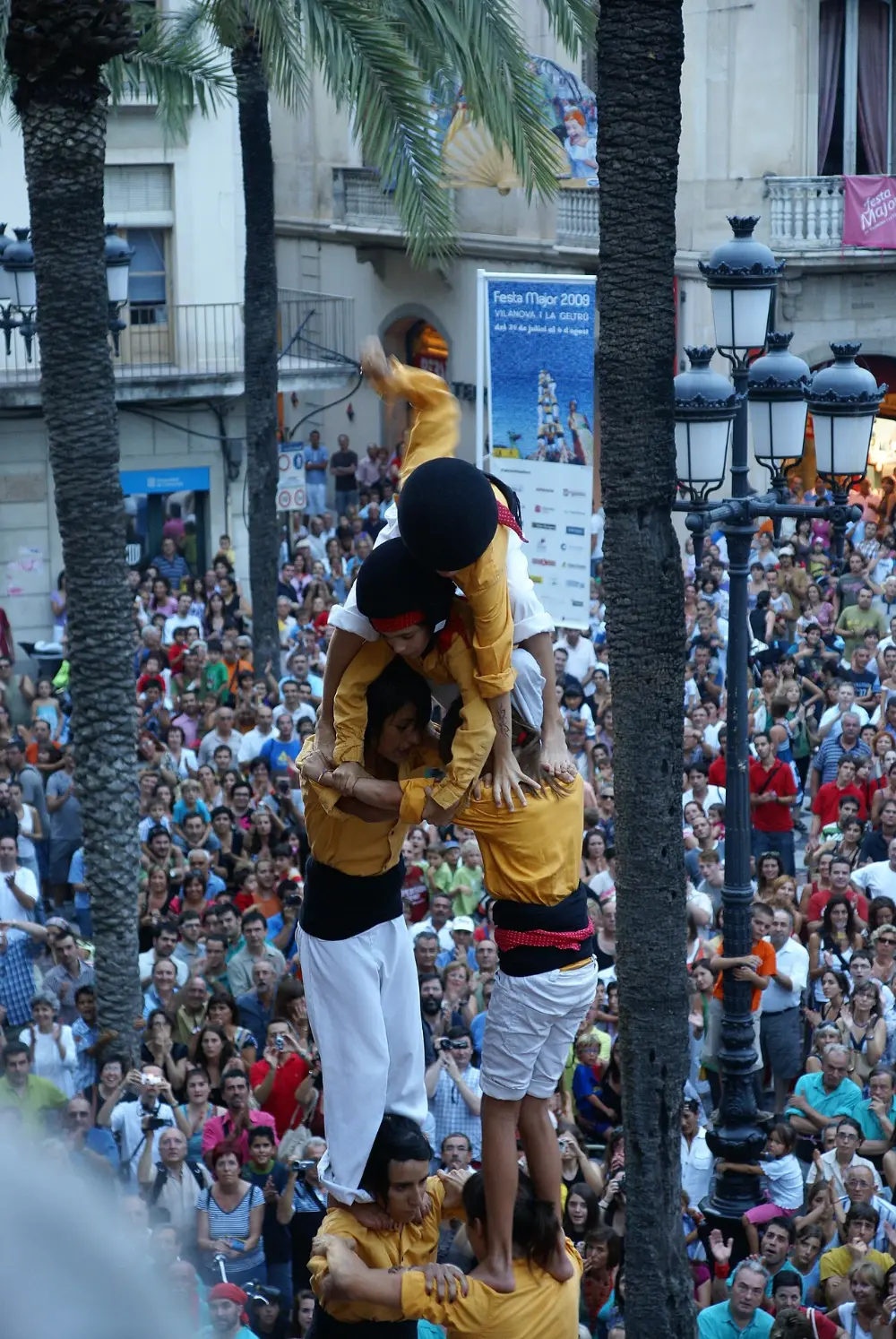 Torre humana en la plaça de la Vila de Vilanova en una diada de Festa Major