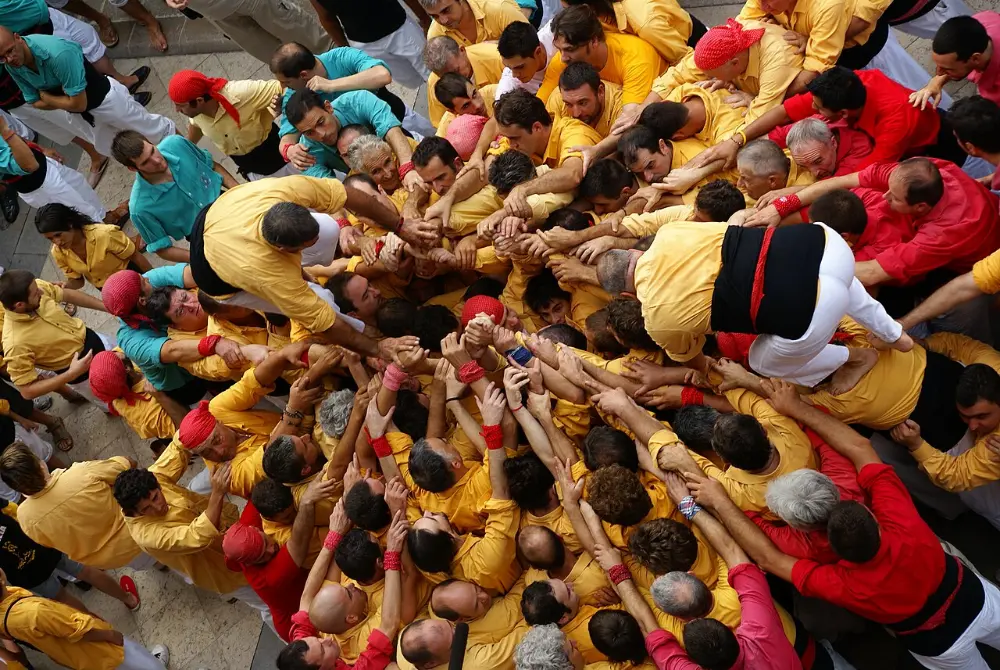 Diada castellera en la plaça de la Vila de Vilanova i la Geltrú durante la Festa Major