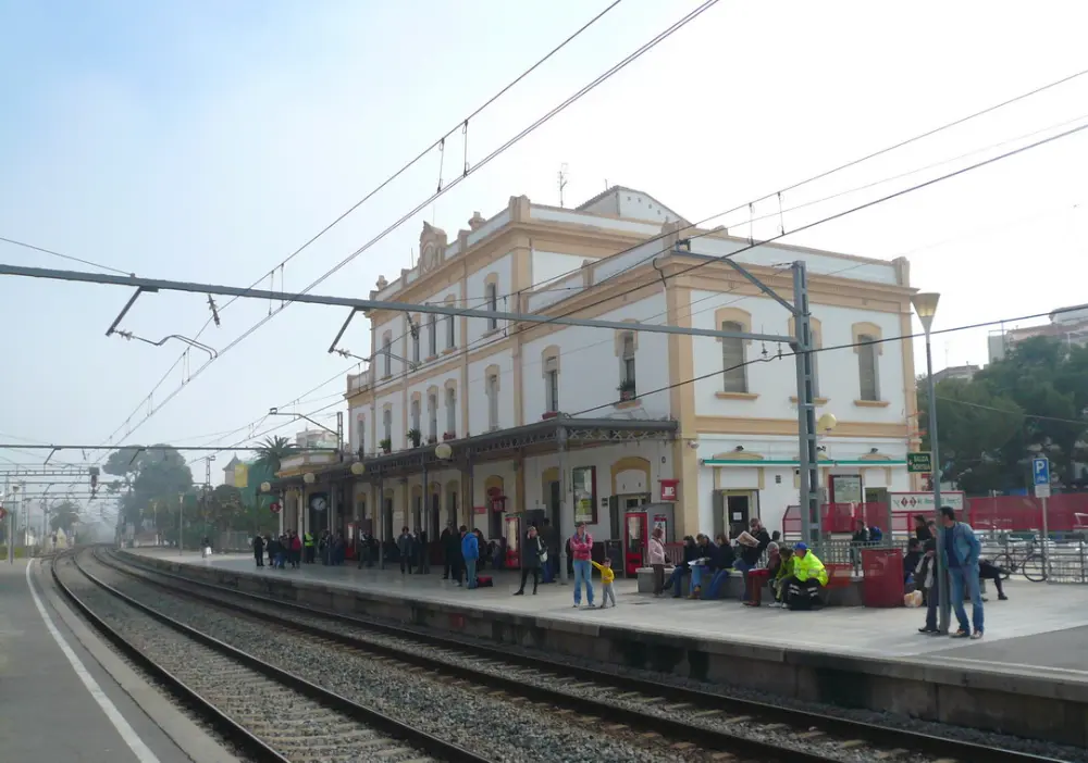 Estación de tren de Sitges, parada de la línea R2 Sud de Rodalies