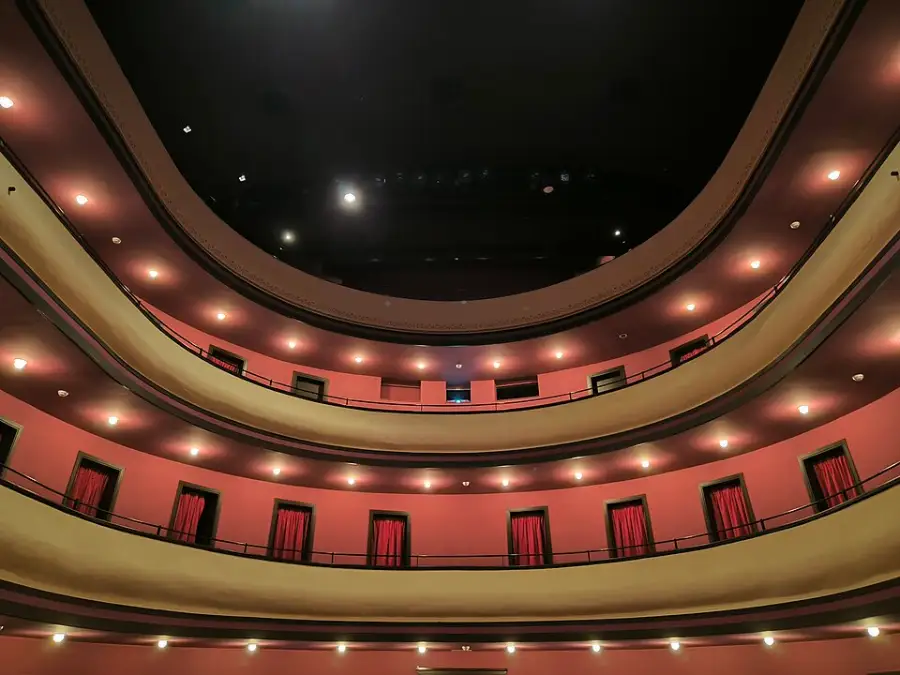 Interior del Teatre Principal de Vilanova i la Geltrú, con patio de butacas y palcos