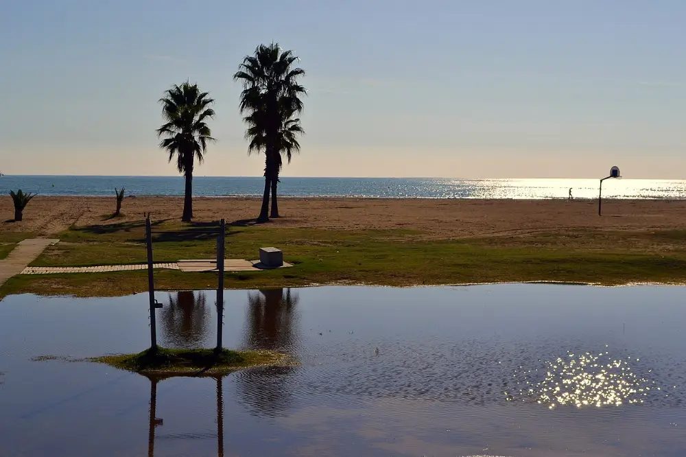 Paseo marítimo y playa de Vilanova i la Geltrú en un día de otoño