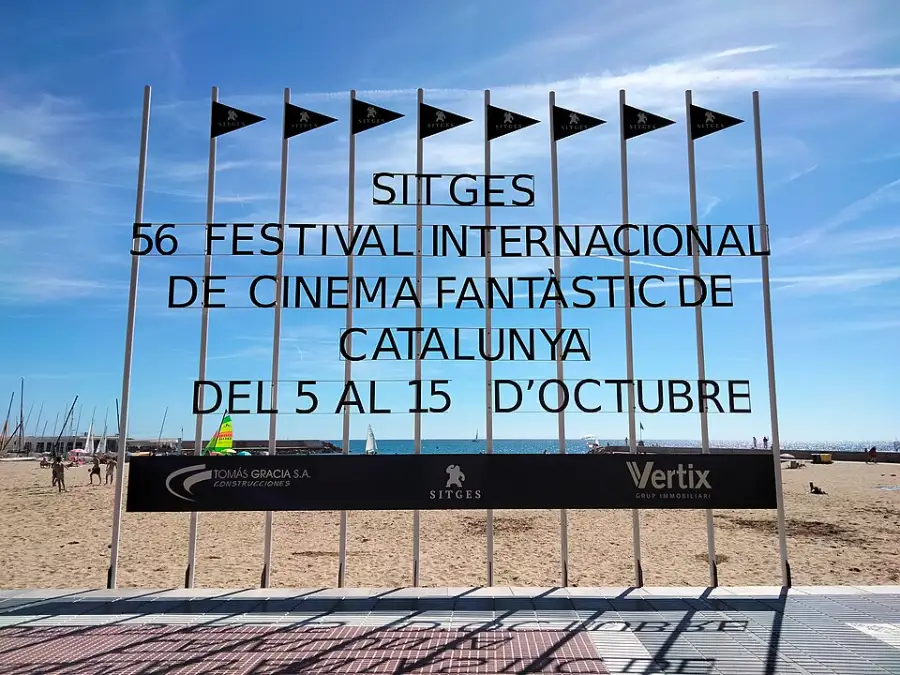 Cartel del Festival Internacional de Cinema Fantàstic de Sitges en el paseo de la Ribera